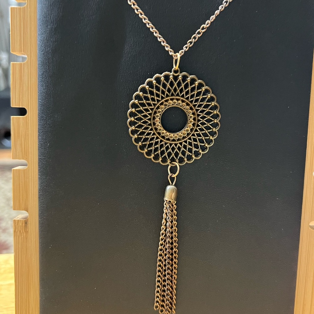 Elegant Gold Pendant Necklace